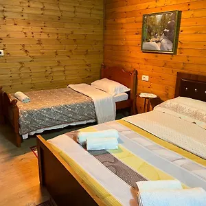 Bujtina Uji I Panjes, Log Hotel